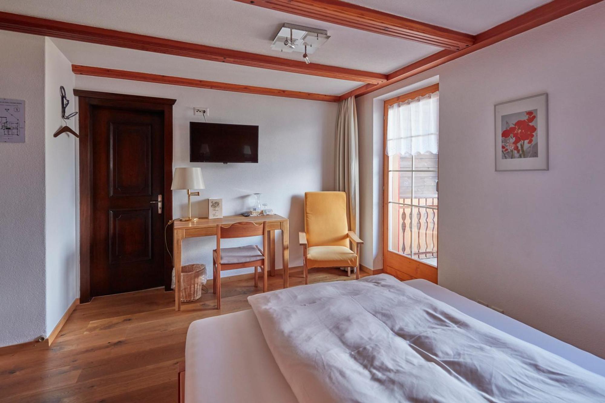 Hotel Alpenblick Zeneggen ภายนอก รูปภาพ