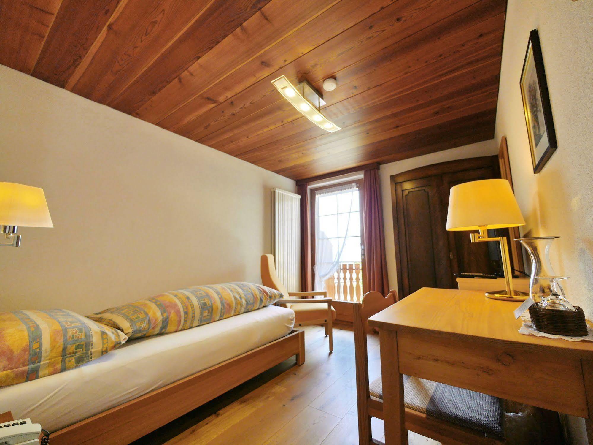 Hotel Alpenblick Zeneggen ภายนอก รูปภาพ