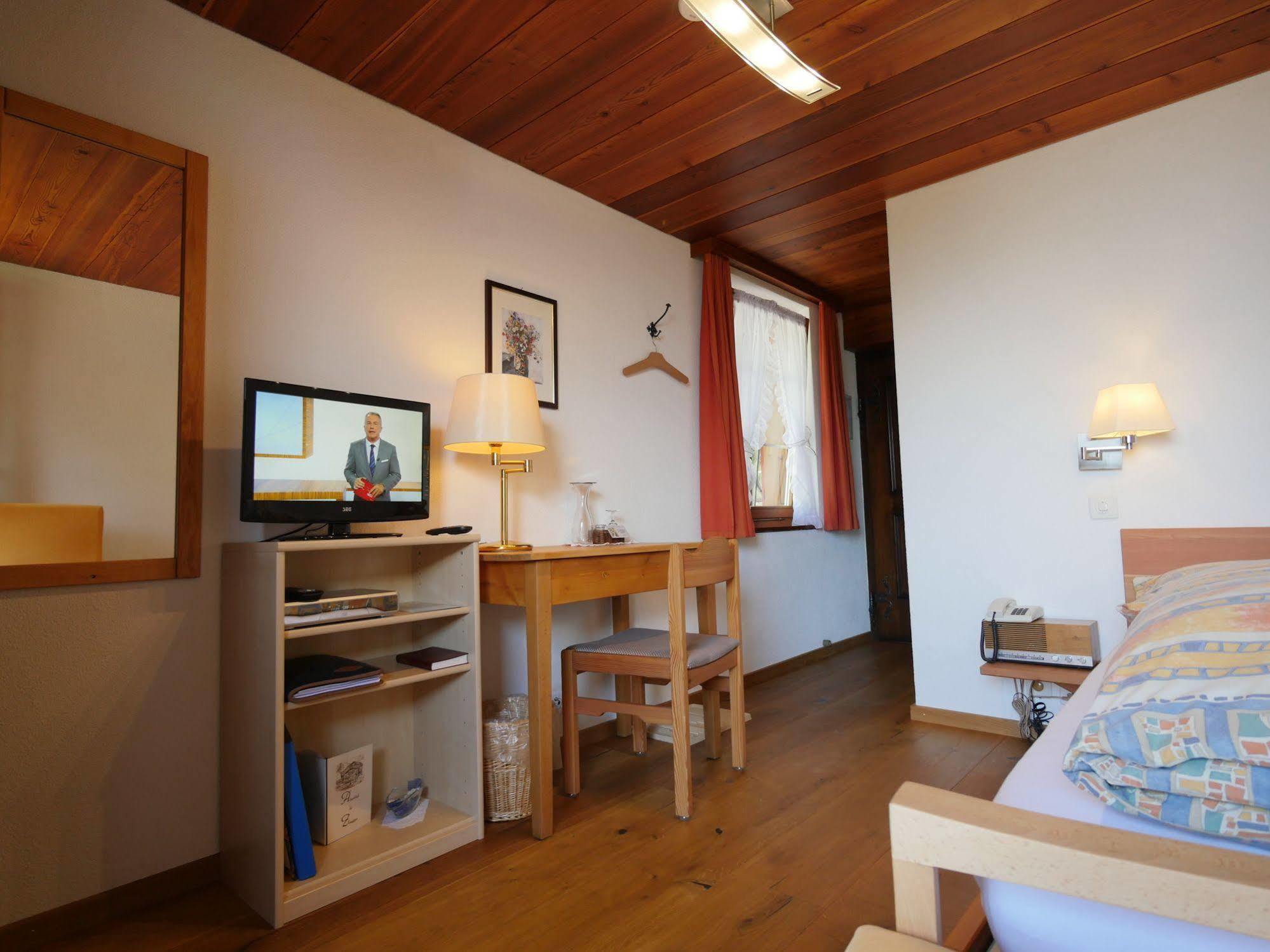 Hotel Alpenblick Zeneggen ภายนอก รูปภาพ